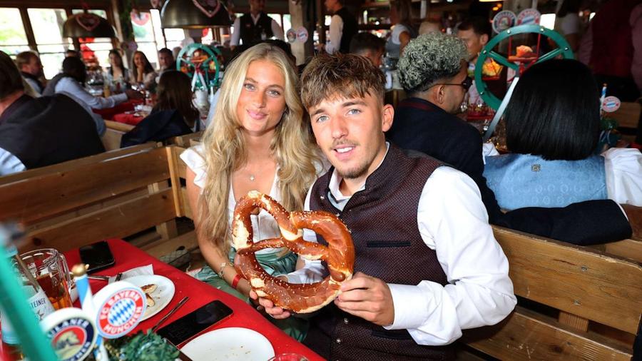 Lennart Karl și iubita lui, Zoe Cappele, la Oktoberfest / Foto: Bild Zeitung Oktoberfest, varianta fotbalistică » Parada cuplurilor la vizita lui Bayern