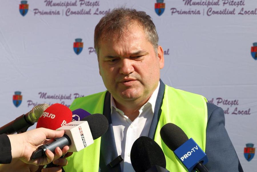 Cseke Attila, ministrul interimar al Dezvoltării, e optimist în privința situației stadionului de la Constanța / Sursă foto: facebook.com/PrimariaMunicipiuluiPitesti Vești noi despre stadionul din România transformat în „junglă urbană”: „E ca la Cazinoul Constanța!” + Crește contribuția de la bugetul local