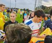 Ianis Hagi cu suporterii la primul antrenament al naționalei României, înainte de debutul din Liga Națiunilor, cu Suedia // Foto: Eduard Apostol
