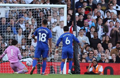 Apărătorul lui Manchester United, Lisandro Martinez, deviază balonul în proprie poartă, în meciul cu Fulham (1-1) / Foto: Imago