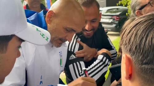 Luciano Spalletti a fost asaltat de fanii bianconeri pentru autografe