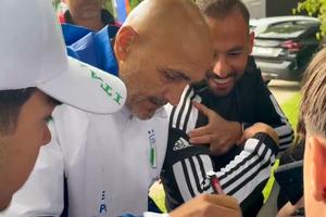 Blestemul accidentărilor la Juventus: s-a rupt și Kolo Muani » Și Spalletti era să cadă când a dat autografe!