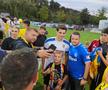 Ianis Hagi face poze cu suporterii la primul antrenament al naționalei României, înainte de debutul din Liga Națiunilor, cu Suedia // Foto: Eduard Apostol