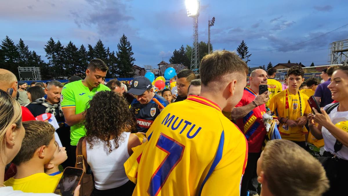 „Invazie” la Mogoșoaia la antrenamentul deschis al României: cine a fost cel mai solicitat la autografe + Momente speciale cu Gică Hagi în prim-plan