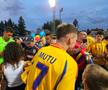 Gică Hagi dă autografe suporterilor la primul antrenament al naționalei României, înainte de debutul din Liga Națiunilor, cu Suedia // Foto: Eduard Apostol