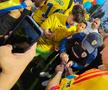 Gică Hagi dă autografe suporterilor la primul antrenament al naționalei României, înainte de debutul din Liga Națiunilor, cu Suedia // Foto: Eduard Apostol