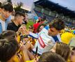 Andrei Rațiu dă autografe suporterilor la primul antrenament al naționalei României, înainte de debutul din Liga Națiunilor, cu Suedia // Foto: Eduard Apostol