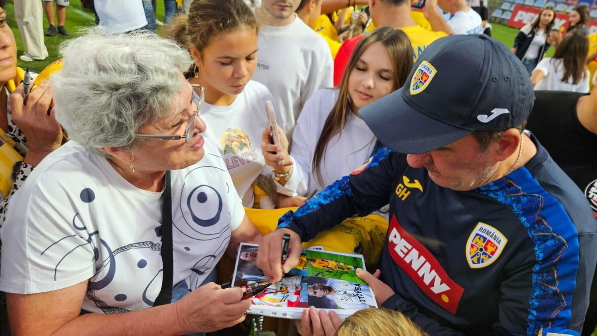 „Invazie” la Mogoșoaia la antrenamentul deschis al României: cine a fost cel mai solicitat la autografe + Momente speciale cu Gică Hagi în prim-plan