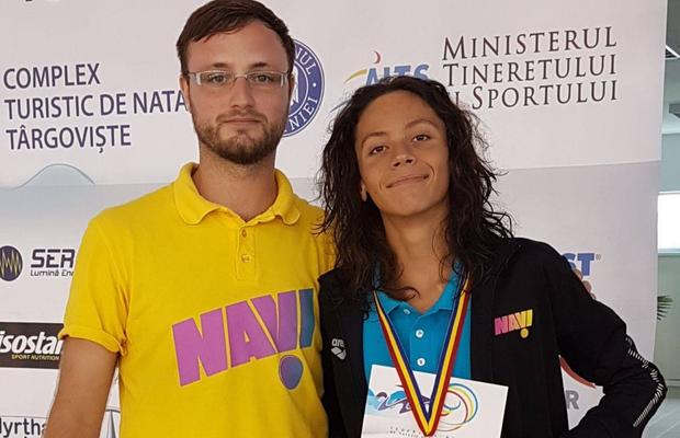 Clubul NAVI, unde David Popovici l-a întâlnit pe Adrian Rădulescu, a sărbătorit douăzeci de ani de la înființare într-un cadru neobișnuit în care s-au rememorat începuturile grele, performanțele și aspirațiile
