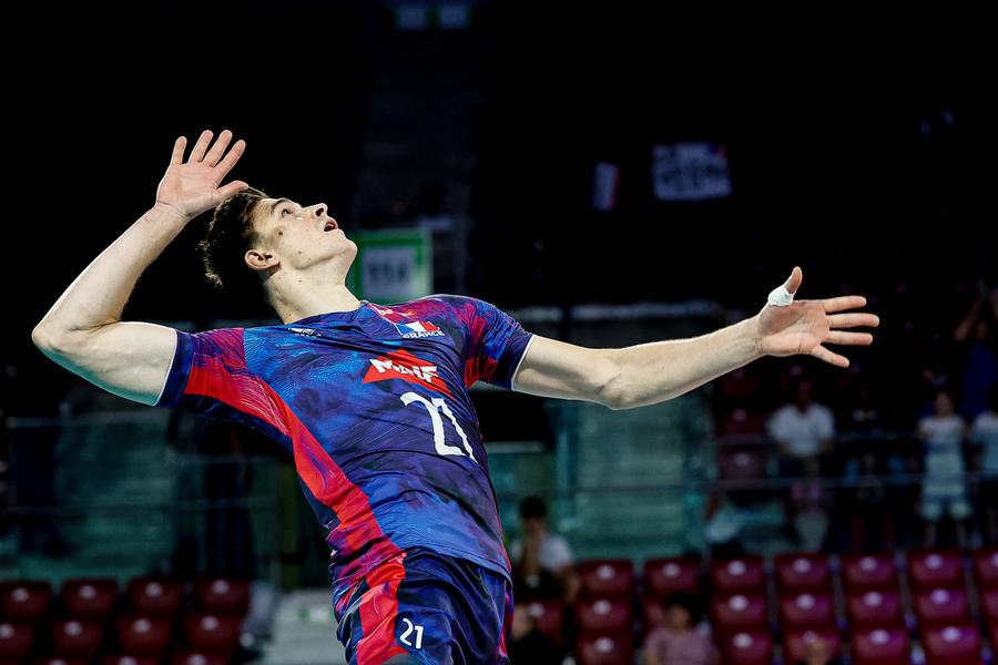 Theo Faure, în acțiune/Foto: CEV Campionii olimpici ai Franței privesc cu precauție la duelul cu România: „Ne vom pregăti de o bătălie dură”