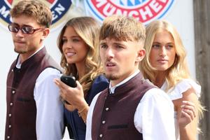 Oktoberfest, varianta fotbalistică » Parada cuplurilor la vizita lui Bayern