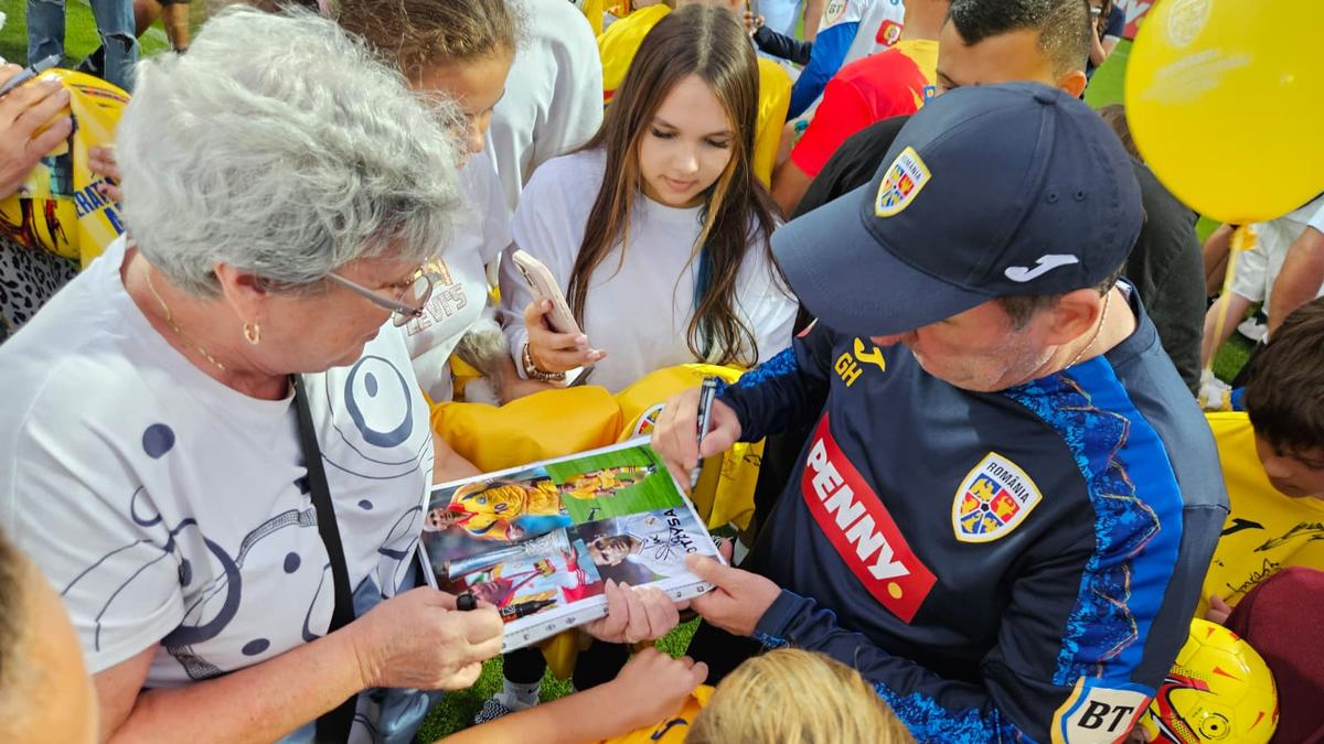 „Invazie” la Mogoșoaia la antrenamentul deschis al României: cine a fost cel mai solicitat la autografe + Momente speciale cu Gică Hagi în prim-plan