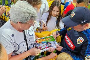 „Invazie” de copii la Mogoșoaia la antrenamentul deschis al României: cine a fost cel mai solicitat la autografe + Momente cu Gică Hagi în prim-plan