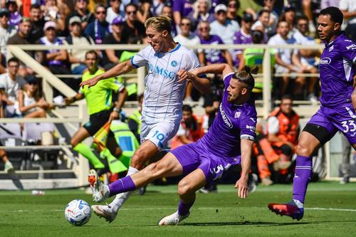 Radu Drăgușin îl deposedează pe Rasmus Hojlund în Fiorentina - Napoli 1-1 / Foto: Imago