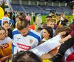 Radu Drăgușin face poze cu suporterii la primul antrenament al naționalei României, înainte de debutul din Liga Națiunilor, cu Suedia // Foto: Eduard Apostol