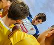 Andrei Rațiu dă autografe suporterilor la primul antrenament al naționalei României, înainte de debutul din Liga Națiunilor, cu Suedia // Foto: Eduard Apostol