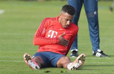 FOTO Panică la antrenamentul lui Bayern » Corentin Tolisso s-a prăbușit la pământ ținându-se cu mâna de piept! Antrenamentul a fost suspendat