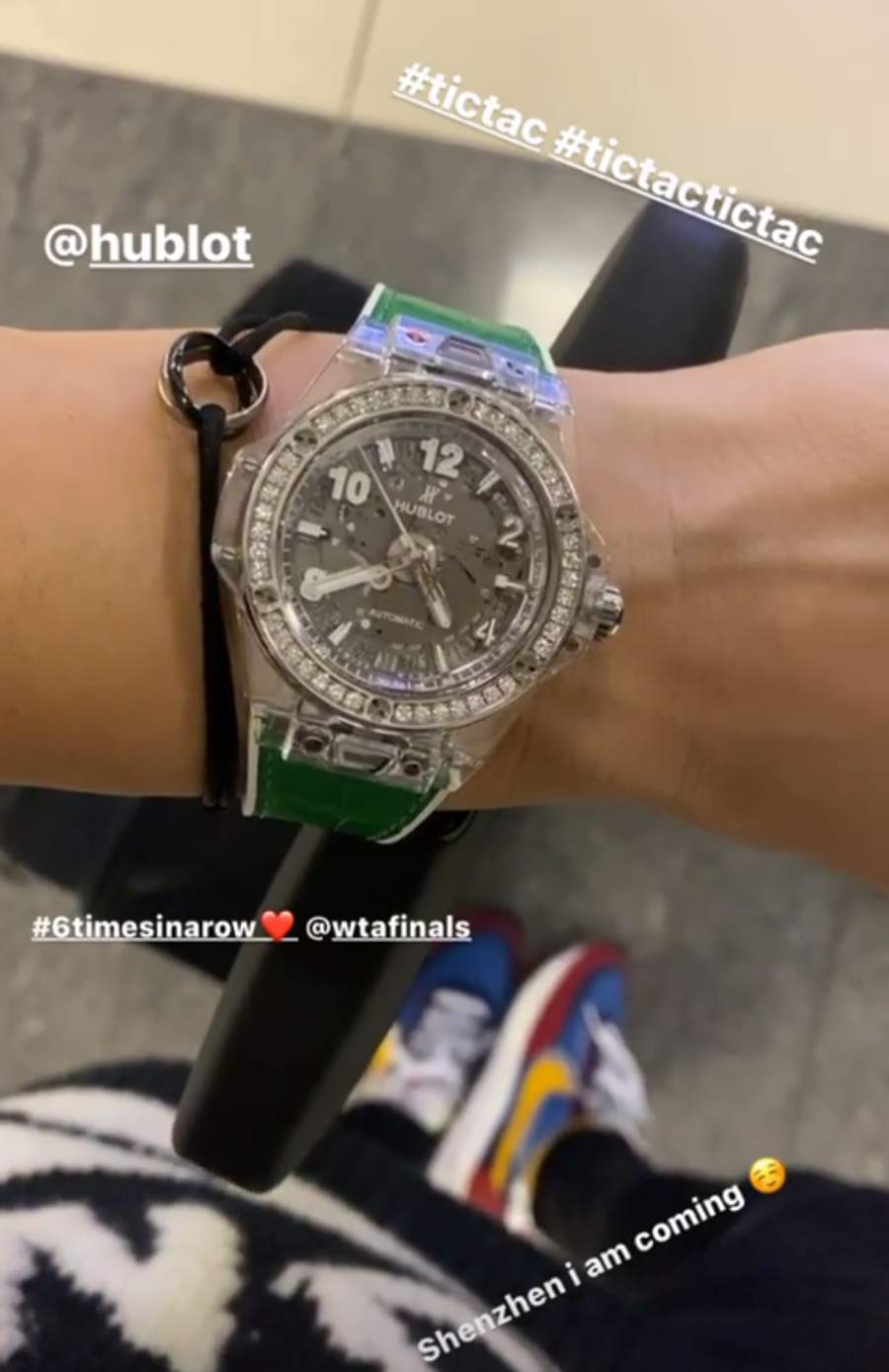 Ceasul cu care Simona Halep s-a afișat FOTO Ce apariție! Simona Halep a primit un cadou de peste 50.000 de euro, apoi a plecat la Turneul Campioanelor