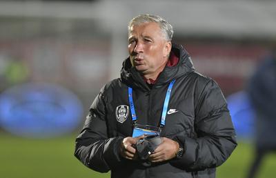 Dan Petrescu, probleme pe bancă în meciul cu AZ Alkmaar: „Mi s-a blocat mâna de tot”