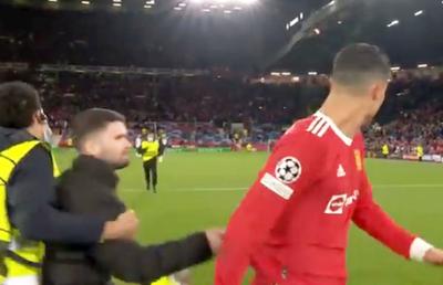 Cristiano Ronaldo, ținta unui suporter pe Old Trafford » Cum a reacționat după ce a fost tras de tricou