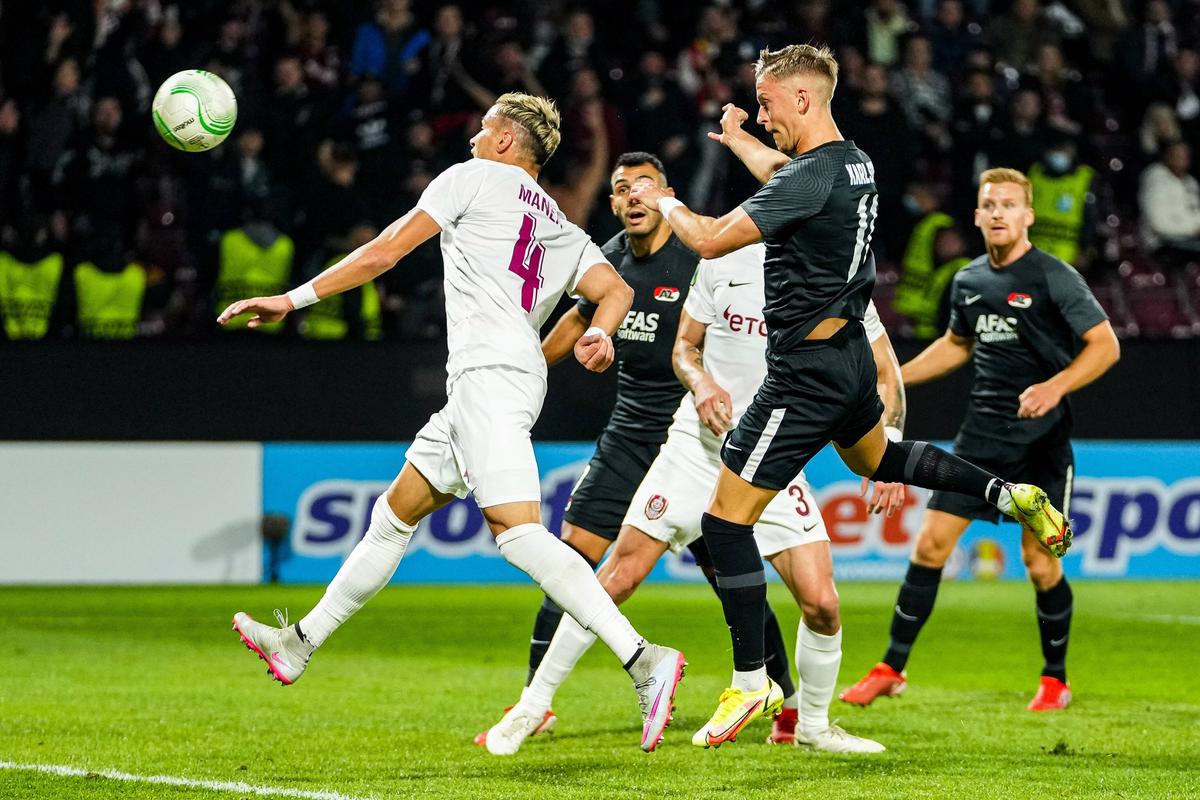 Dan Petrescu, probleme pe bancă în meciul cu AZ Alkmaar: „Mi s-a blocat mâna de tot”