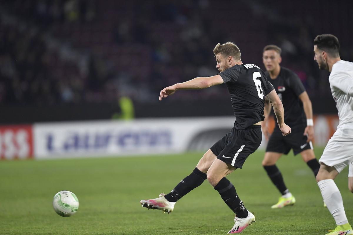 Dan Petrescu, probleme pe bancă în meciul cu AZ Alkmaar: „Mi s-a blocat mâna de tot”