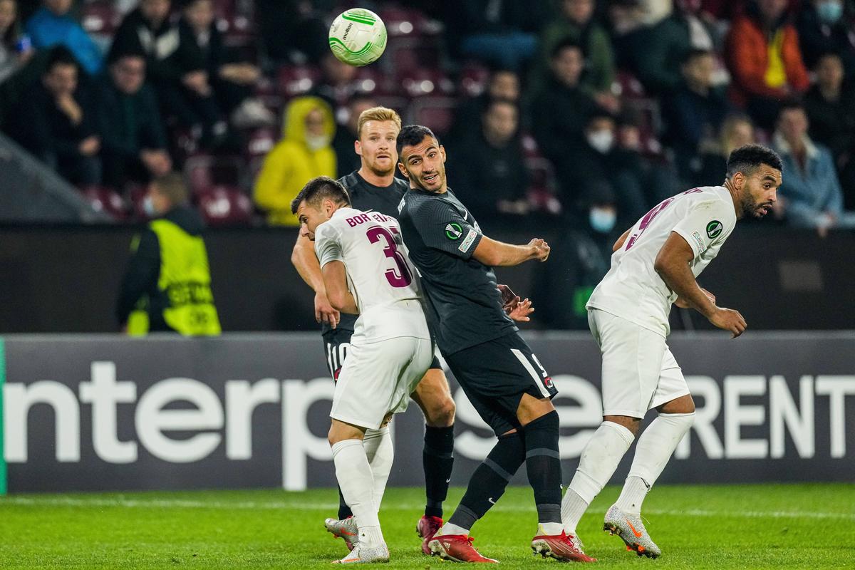 Dan Petrescu, probleme pe bancă în meciul cu AZ Alkmaar: „Mi s-a blocat mâna de tot”