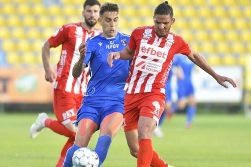 Erico, în duel cu Jefte Betancor, golgheterul campionatului // foto: Imago Images