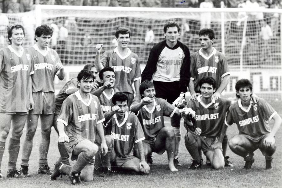 Poza bucuriei lui Dinamo la finalul meciului. Lipsește, dintre cei care au jucat, doar Răducioiu // foto: Arhivă GSP EPISODUL 10: Steaua - Dinamo din 1989 a avut poate cel mai spectaculos fotbal jucat vreodată în România: 60 de minute de joc și peste 70 de driblinguri în ultimul Derby de România dinaintea Revoluției!