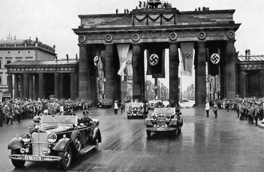Adolf Hitler a deschis oficial Jocurile Olimpice de la Berlin, din 1936, ce au rămas, din multe puncte de vedere, o pată pe istoria olimpismului FOTO Imago Cine l-a ucis pe Nicu?