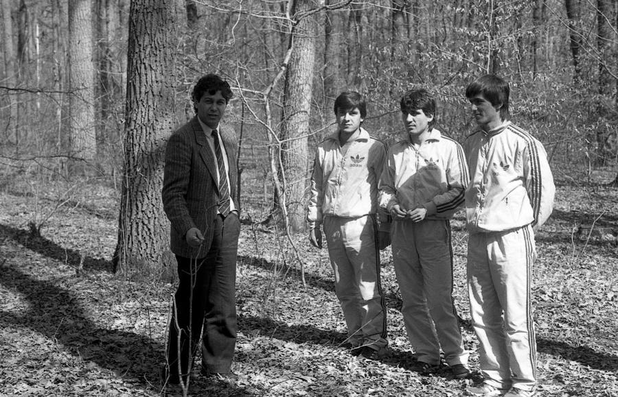 Imagine din 1985, dintr-un cantonament al naționalei, cu Mircea Lucescu la o ședință în pădure cu trioul Mateuț-Hagi-Lăcătuș (foto: Arhiva GSP) A murit Mircea Lucescu » Maestru al fotbalului, arhitect al tacticii moderne, unul dintre cei mai titrați antrenori din istorie