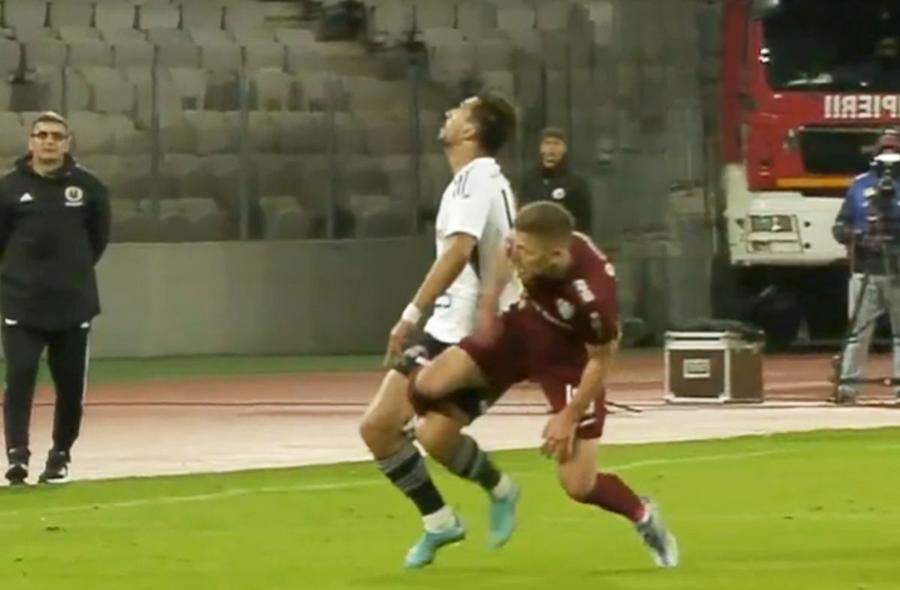 Ispas îi prinde piciorul lui Cvek între picioarele sale, iar „încleștarea” duce la căderea amândurora // foto: captură PrimaSport Supărarea lui Cristi Balaj după derby-ul U Cluj - CFR Cluj „O invenție, a stricat un arbitraj bun!”