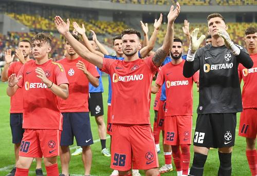 Eduard Radaslavescu, numărul 80, în stânga // foto: Imago Images