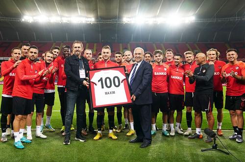 Alexandru Maxim, premiat la Gaziantep // foto: Twitter @ GaziantepFK