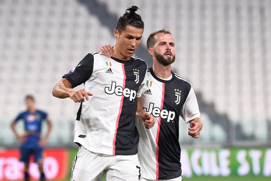 Miralem Pjanic, alături de Cristiano Ronaldo // Foto: Imago Juventus a reziliat cu jucătorul care a costat-o o avere » Schimbul cu Barcelona a generat suspiciuni în Italia!