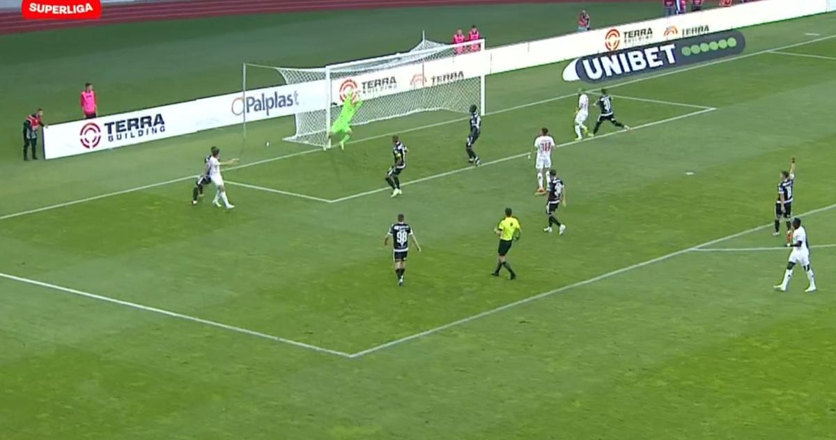 Hermannstadt - Dinamo 4-0 » Un balaur a înfulecat „cățeii”: formația lui Ovidiu Burcă, KO la Sibiu! Cum arată clasamentul