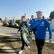 5 ani de la decesul lui Ilie Balaci. Screciu, Ivan și Mitriță au pus o coroană la mormânt (foto: Universitatea Craiova)