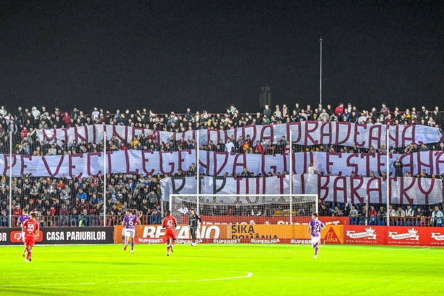Banner-ul afișat în memoria lui Iuliu Baratky / FOTO: FC Rapid1923 Banner-ul superb afișat de galeria Rapidului la Oradea pentru un nume uriaș din istoria clubului: „Mereu legendă giuleșteană”