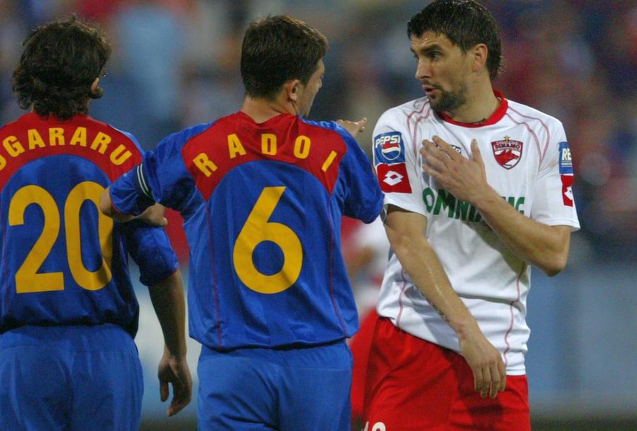 Adrian Mihalcea, într-un Derby de România din urmă cu 20 de ani, tachinându-se cu Rădoi și Ogăraru / Sursă foto: Arhivă GSP Adrian Mihalcea a bătut Steaua, apoi a ironizat-o: „Echipa cu care duceam eu lupte e în prima divizie, formată și patronată de Gigi Becali”