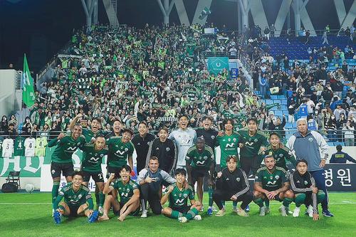 Jeonbuk a sărbătorit victoria alături de fani // sursă foto: Facebook
