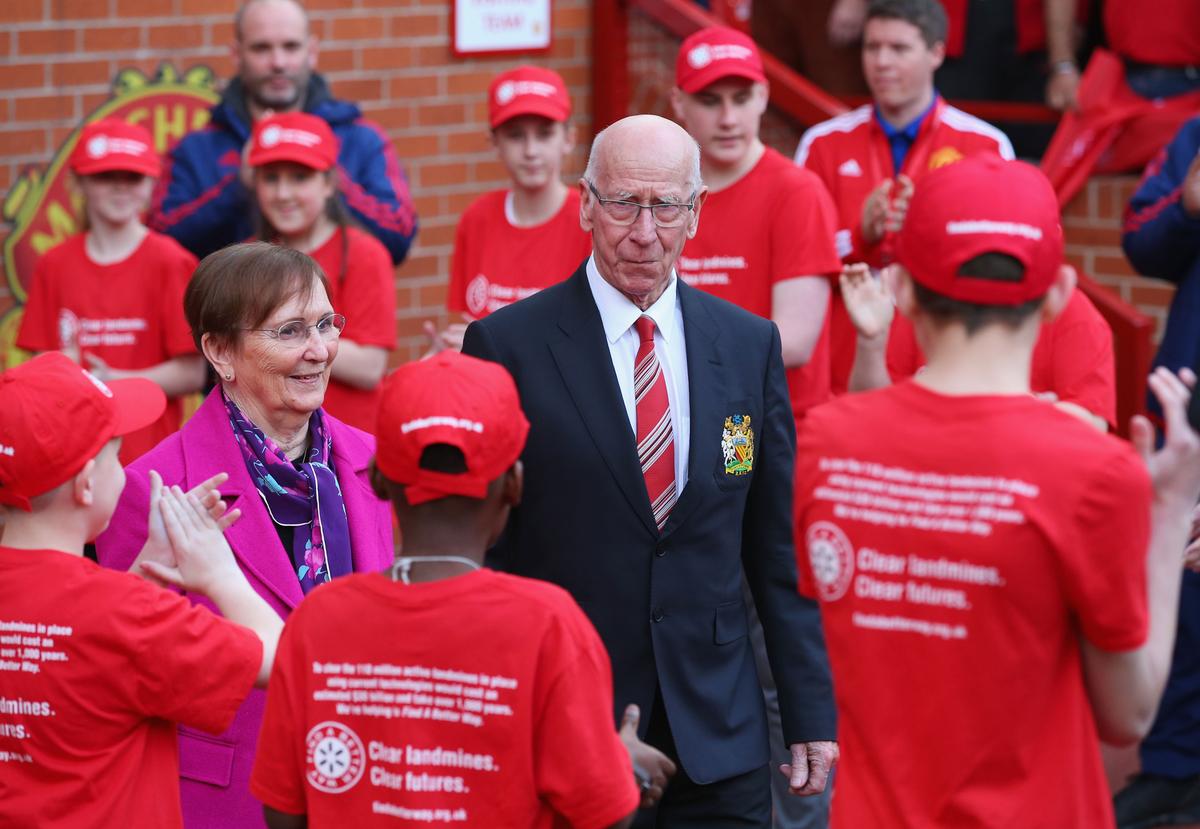 Sir Bobby Charlton a murit » Legendarul fotbalist avea 86 de ani