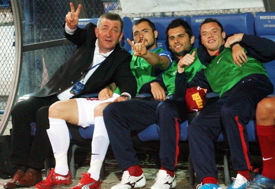 Sandu Matei, în stânga / Sursă foto: Facebook@ CFR Cluj CFR Cluj e în doliu » A murit fostul jucător, conducător și antrenor al „feroviarilor”: „Și-a dedicat întreaga viață clubului nostru”