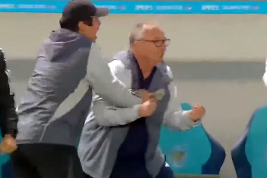 Bucuria lui Dan Petrescu la golul victoriei Dan Petrescu, victorie la debutul în play-off » „Bursucul” a sărit de pe bancă în prelungiri