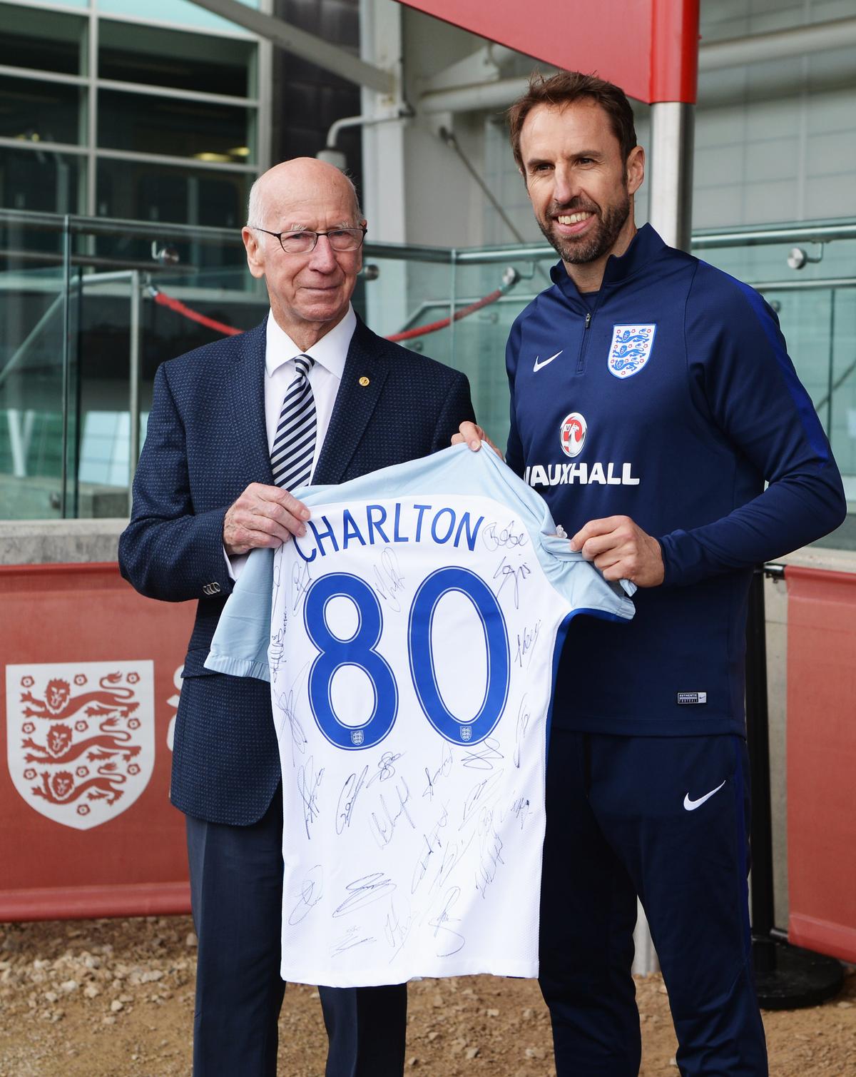 Sir Bobby Charlton a murit » Legendarul fotbalist avea 86 de ani