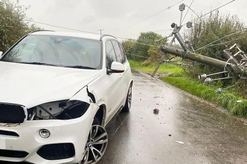 Un stâlp de electricitate a căzut în fața mașinii lui Alexander-Arnold // sursă foto: The Sun