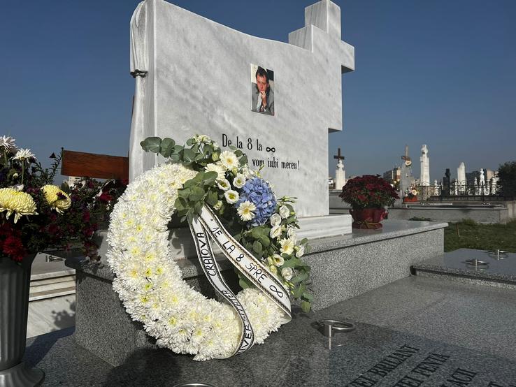 5 ani de la decesul lui Ilie Balaci. Screciu, Ivan și Mitriță au pus o coroană la mormânt (foto: Universitatea Craiova)