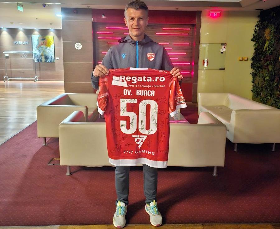 Cadoul primit de Ovidiu Burcă în ziua meciului / Sursă foto: Facebook@ FC Dinamo București Hermannstadt - Dinamo 4-0 » Un balaur a înfulecat „cățeii”: formația lui Ovidiu Burcă, KO la Sibiu! Cum arată clasamentul