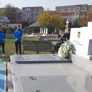 5 ani de la decesul lui Ilie Balaci. Screciu, Ivan și Mitriță au pus o coroană la mormânt (foto: Universitatea Craiova)