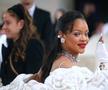 Toată lumea vorbește despre ipostaza în care Rihanna s-a fotografiat alături de fostul șef din fotbal