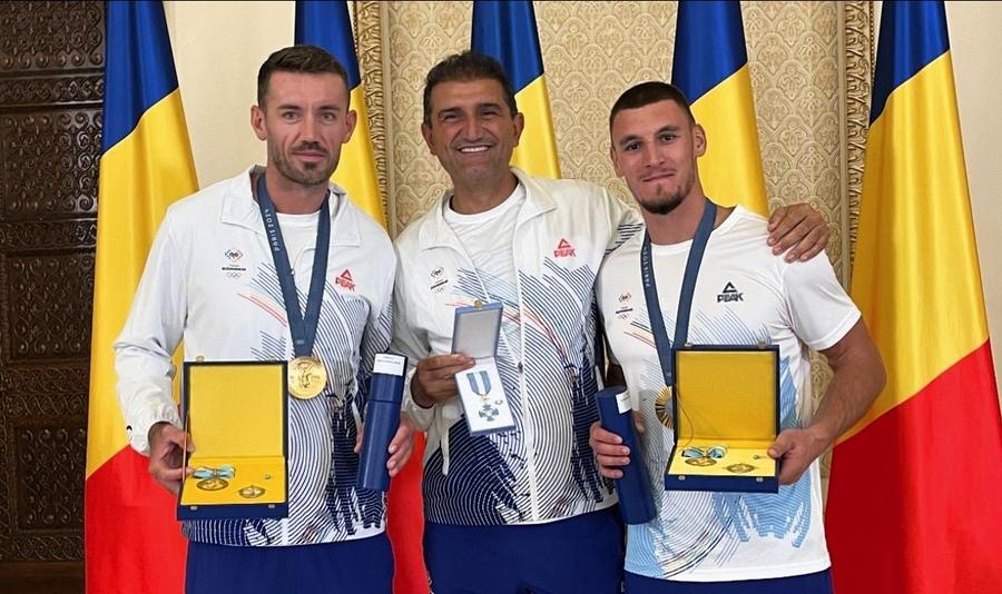 Marian Enache și Andrei Cornea încadrându-l pe Antonio Colamonici Marian Enache, campion olimpic la Paris: „Frica a existat în urmă cu câțiva ani, până când mi-am dat seama că este o iluzie” + Ce înseamnă triumful la Jocurile Olimpice și conexiunea specială cu prima sa antrenoare